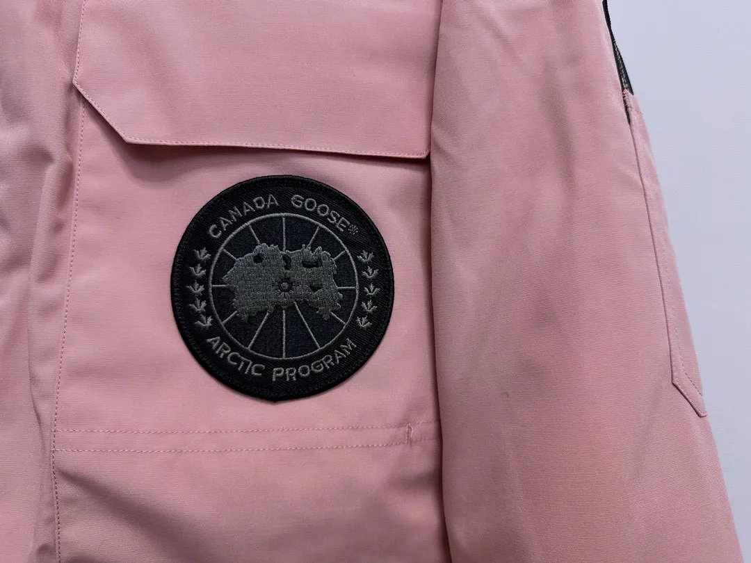 P780 Top Purchasing Version (Wolf Hair Optional) 🇨🇦CANADA GOOES 24 new models 08 models/couple models Factory direct supply: supplying global purchasing agents, micro-business, entities, Tmall, high-end stalls and studio cooperation, free shipping! Canada Goose Expedition Parka 2008 is the same style for men and women. It is mid-length and the most timeless classic. All Arctic and Antarctic scientific expedition teams choose Canada Goose as their cold-proof equipment. It is the Rolls-Royce of down jackets. ➖ Industry-leading anti-counterfeiting chip sensing. ➖ Imported Behringer embroidery machines and customized embroidery labels, the highest level and industry leading. ➖ Imported Korean 21-count polyester-cotton blended original fabric, TC85 waterproof coated fabric, water-repellent, windproof and wear-resistant. ➖ The new national standard 80 white duck down is filled with an average of 520 grams of down. The amount of down filled is industry-leading. ➖ 100% nylon lining with double double-layer sealing design to prevent velvet running, and seamless thread design on the cuffs! ➖ Western Canadian Green Wolf Collar. ➖ Yoshida YKK provides original factory-customized electroplated sliders. YKK two-way lockable zippers are tight and smooth and do not peel off paint. ➖ 3M composite Velcro is durable and the accessories and hardware are all custom-made. Note: Our copywriting is only simple and clear. Instead of bragging about the copywriting, it is better to compare and understand with samples. Only for the purest goose, the most dedicated, the most professional, the highest quality, the highest cost performance!  Size:XS-XXL